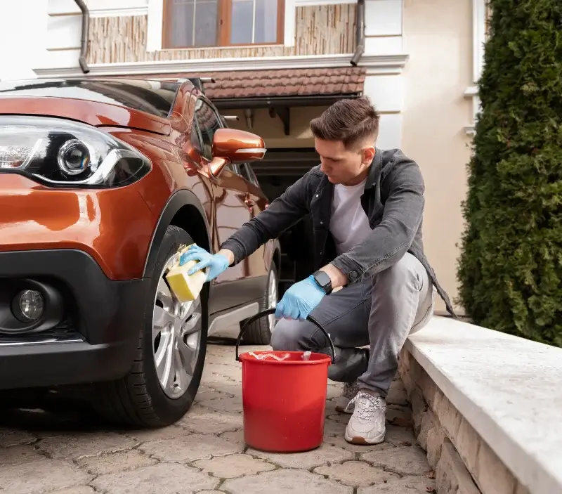 Lavage auto à domicile Le Mesnil-Esnard : professionnel intervenant sur un véhicule